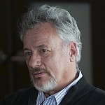 John de Lancie – Bild: Warner Bros. Television Lizenzbild frei John de Lancie – Bild: Warner Bros. Television Lizenzbild frei