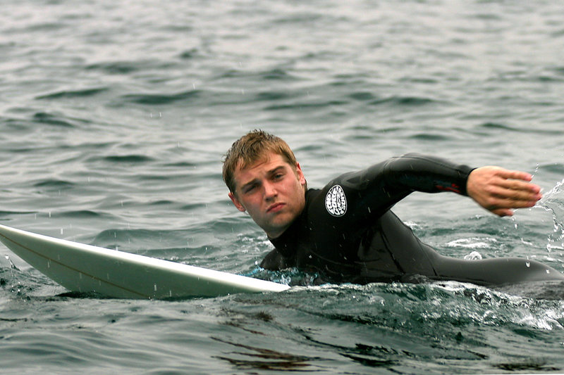 Der attraktive Student Jason (Mike Vogel) reist mit seinen Freunden zum Surfen nach Spanien. Dort bekommt er von einem Landstreicher ein mysteriöses Brettspiel geschenkt, das aus Leichenresten einer Hexe bestehen soll, die Opfer der spanischen Inquisition wurde - mit mörderischen Folgen ... – Bild: Manufacturas Audiovisuales, S.L. and Urconsa 2003, S.L. Lizenzbild frei Der attraktive Student Jason (Mike Vogel) reist mit seinen Freunden zum Surfen nach Spanien. Dort bekommt er von einem Landstreicher ein mysteriöses Brettspiel geschenkt, das aus Leichenresten einer Hexe bestehen soll, die Opfer der spanischen Inquisition wurde - mit mörderischen Folgen ... – Bild: Manufacturas Audiovisuales, S.L. and Urconsa 2003, S.L. Lizenzbild frei