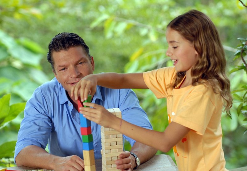 Alice (Alexandra Wallis) hat Vertrauen zu Max (Hardy Krüger, jr.) aufgebaut. – Bild: ARD Degeto/​ARD Degeto/​Thanaporn Arkmanon