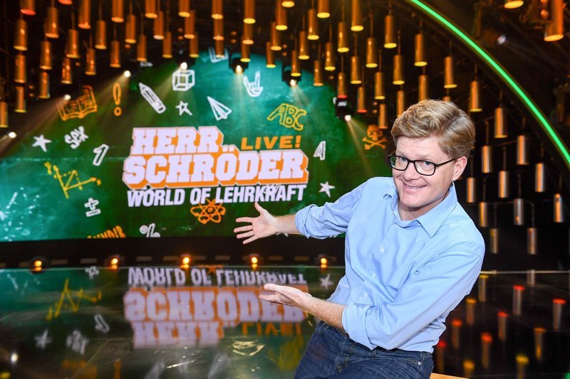 Nach 12 Jahren Schuldienst und dem Nebenjob als Pausenaufsicht befindet sich der Wahlkölner Herr Schröder mit seinem ersten Comedy-Soloprogramm _World of Lehrkraft _ Ein Trauma geht in Erfüllung_, auf großer Live-Tour. – Bild: TVNOW /​ Willi Weber