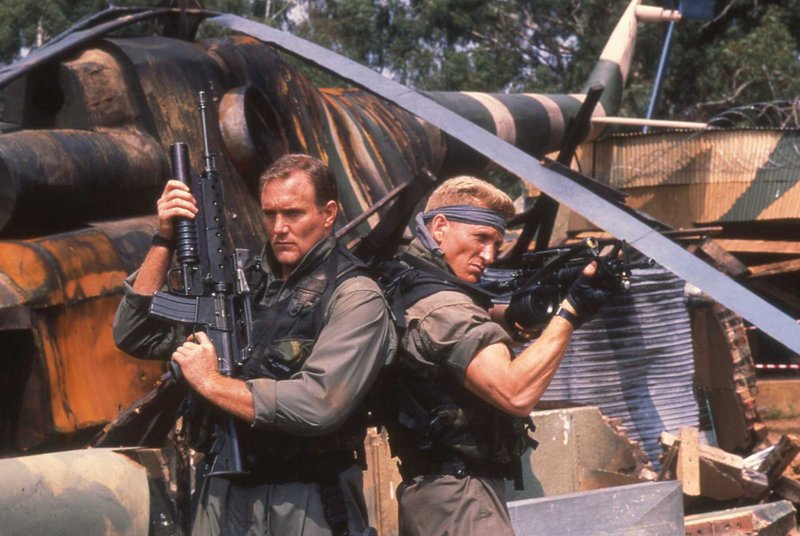 McKinney (Robert Patteri) und Skip (Michael McGrady) versuchen alles um Skips Vater aus den Händen der Terroristen zu befreien. – Bild: Telepool