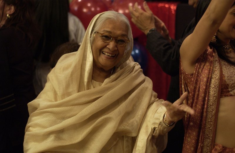Grandma Ji (Dina Pathak) ist nicht begeistert, als ihr Enkel seine kandische Freundin mit nach Hause bringt – und droht, sie heiraten zu wollen … – Bild: Universum Film Lizenzbild frei