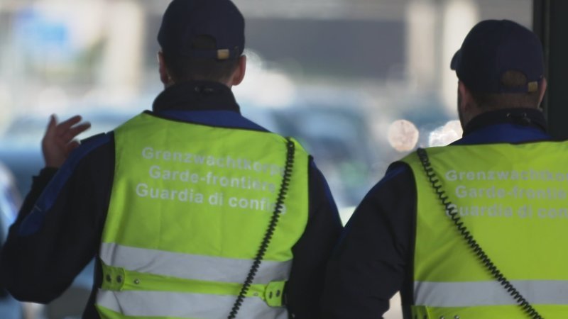 Grenzbeamte bei Kontrollen in Weil am Rhein. – Bild: ZDF und NZZ Format Grenzbeamte bei Kontrollen in Weil am Rhein. – Bild: ZDF und NZZ Format