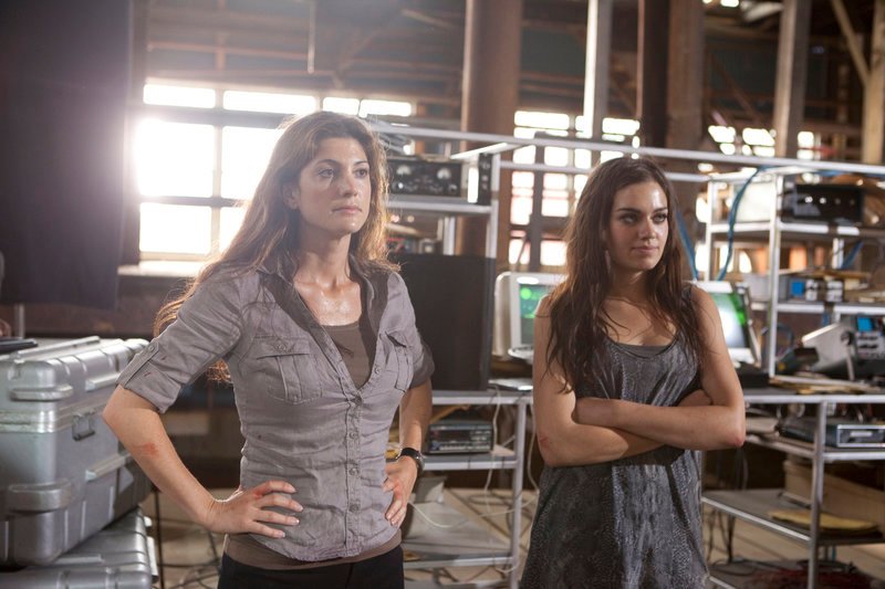 Wissenschaftlerin Chloe Edwards (Julia Benson,l.) und Michelle (Julia Maxwell). – Bild: Palatin