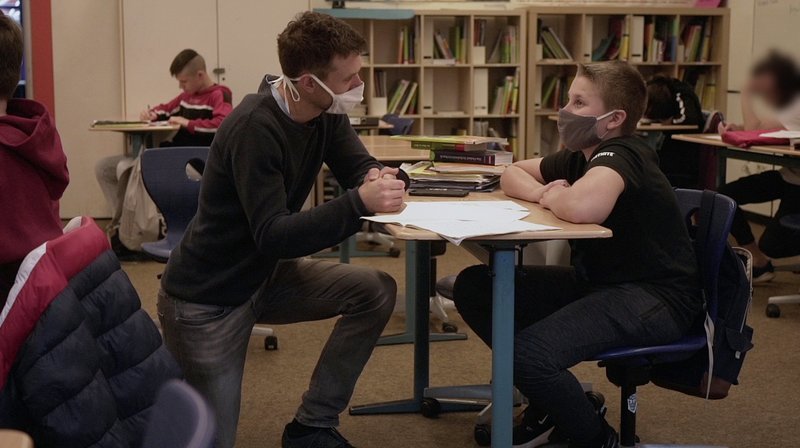 Der Lehrer Nils Kleefeld macht sich Sorgen um seine Schüler*innen. – Bild: NDR