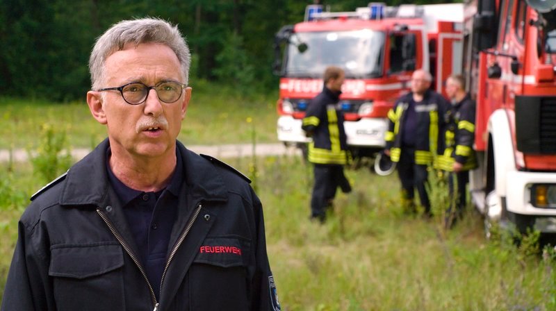 WDR Fernsehen DER JAHRHUNDERTSOMMER – HITZEWELLE ÜBER NORDRHEIN-WESTFALEN, ein Film von Lothar Schröder, am Freitag (27.07.18) um 20:15 Uhr.
Hans Moors – Feuerwehr Nettetal
© WDR/​Betabande, honorarfrei – Verwendung gemäß der AGB im engen inhaltlichen, redaktionellen Zusammenhang mit genannter WDR-Sendung bei Nennung „Bild: WDR/​Betabande“ (S2). WDR Presse und Information/​Redaktion Bild, Köln, Tel: 0221/​220 -7132 oder -7133, Fax: -777132, bildredaktion@wdr.de – Bild: WDR/​Betabande