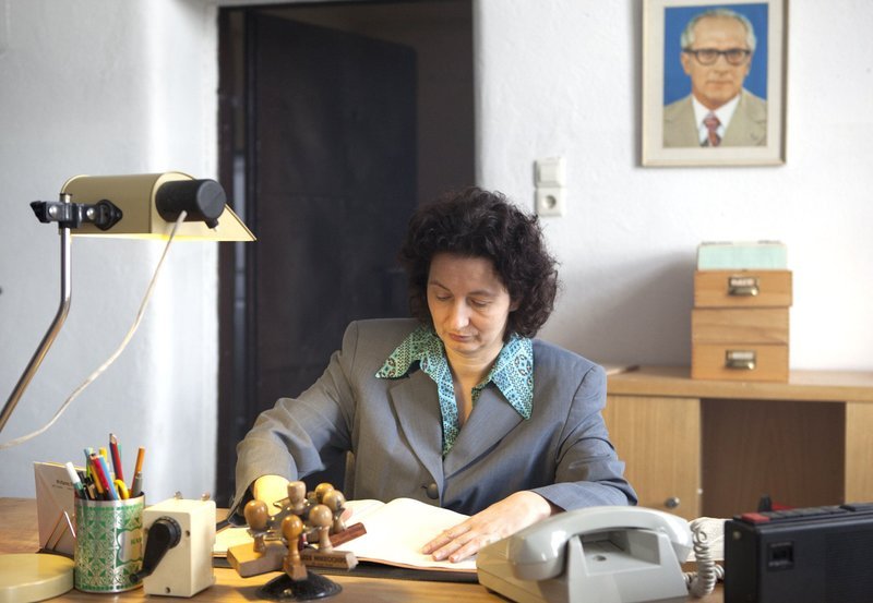 Ausschnitt aus Inszenierung: Die Zusammenarbeit von Schuldirektoren mit der Staatssicherheit war in der DDR etabliert. Zahllose Schülerakten gelangten in den Rektorenzimmern in den Besitz der Staatssicherheit. Die Schüler ahnten nichts davon. – Bild: WDR/​Februar Film GmbH