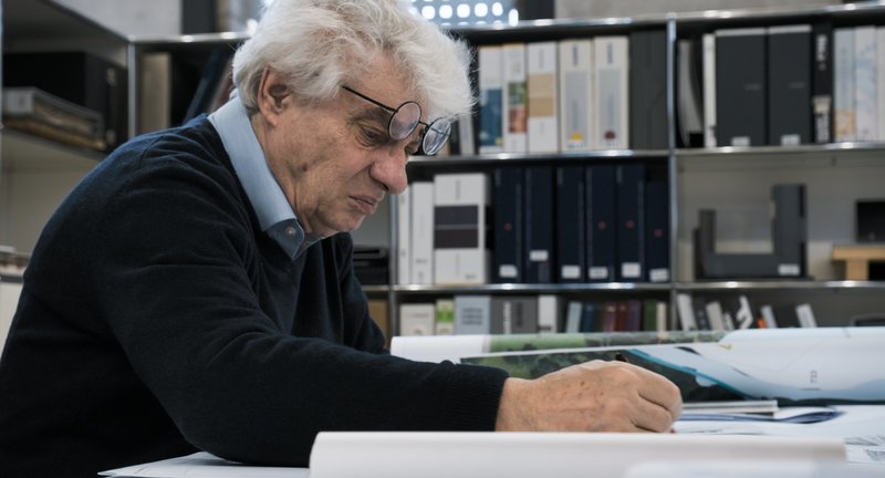 Mario Botta im Büro – Bild: ZDF und SRF.