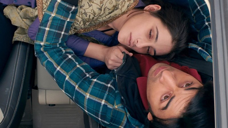 Heer (Nargis Fakhri, li), JJ (Ranbir Kapoor, re) – Bild: Zee.One