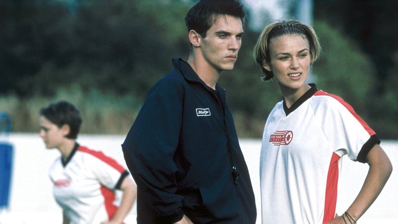Joe (Jonathan Rhys Meyers) und Jules (Keira Knightley) erkennen schnell das Talent von Jess – Bild: RTL Zwei Joe (Jonathan Rhys Meyers) und Jules (Keira Knightley) erkennen schnell das Talent von Jess – Bild: RTL Zwei