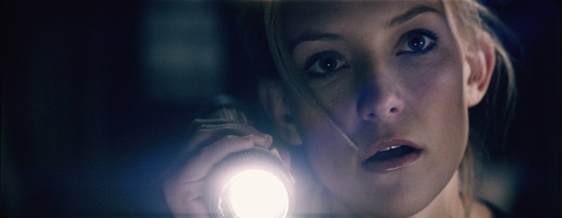 Caroline (Kate Hudson) will herausfinden, was es mit den mysteriösen Vorgängen im Haus auf sich hat. – Bild: ZDF und 2005 Universal Studios Caroline (Kate Hudson) will herausfinden, was es mit den mysteriösen Vorgängen im Haus auf sich hat. – Bild: ZDF und 2005 Universal Studios
