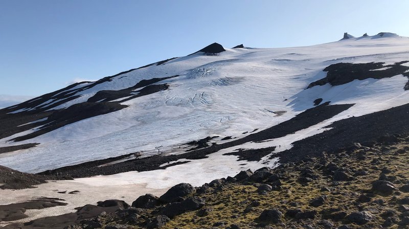 Der Snæfellsjöküll auf Island: Die Fläche des Gletschers hat sich in den letzen gut 100 Jahren fast halbiert. – Bild: BR/NDR/Christian Stichler Der Snæfellsjöküll auf Island: Die Fläche des Gletschers hat sich in den letzen gut 100 Jahren fast halbiert. – Bild: BR/NDR/Christian Stichler