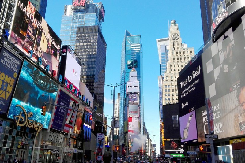 Times Square in New York: Ikone der großflächigen Werbebotschaften – Bild: Doc Art /​ Times Square in New York: Ikone der großflächigen Werbebotschaften