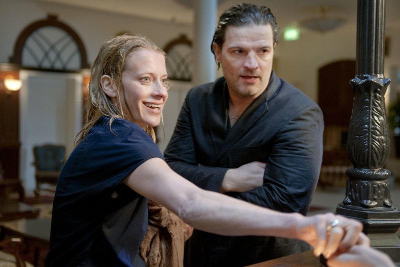 Gemeinsamer Trip ins Wellness-Hotel: Rebecca (Caroline Peters) und Bruno (Mi_el Maticevic). – Bild: WDR/Britta Krehl Gemeinsamer Trip ins Wellness-Hotel: Rebecca (Caroline Peters) und Bruno (Mi_el Maticevic). – Bild: WDR/Britta Krehl