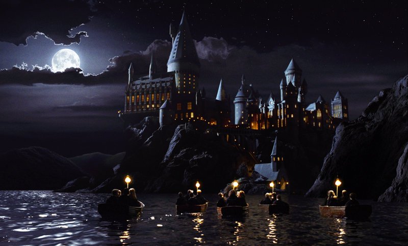 Hier lernt Harry Potter das Zaubern: die Zauberschule Hogwarts … – Bild: Puls 4