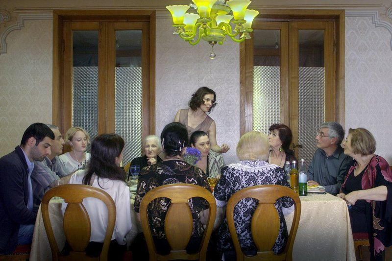 Die letzte Geburtstagsfeier in Ninos (Nino Kasradze, Mi.)Familienhaus: Bald soll das Haus gepfändet werden. – Bild: ZDF 