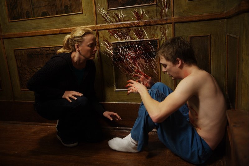 Um ihrem an Krebs erkrankten Sohn (Kyle Gallner) die langen Autofahrten in die Klinik zu ersparen, mietet Sara Campbell (Virginia Madsen) ein Haus nahe des Therapiezentrums. Doch unglücklicherweise treiben dort böse Geister ihr Unwesen … – Bild: Falcom Media Lizenzbild frei Um ihrem an Krebs erkrankten Sohn (Kyle Gallner) die langen Autofahrten in die Klinik zu ersparen, mietet Sara Campbell (Virginia Madsen) ein Haus nahe des Therapiezentrums. Doch unglücklicherweise treiben dort böse Geister ihr Unwesen … – Bild: Falcom Media Lizenzbild frei