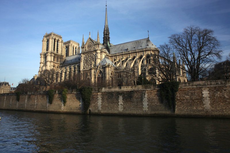 Die Kathedrale Notre Dame in Paris ist eines der frühesten gotischen Kirchengebäude und somit ein Vorbild für weitere Kathedralen. Ihre Lage auf der Île de la Cité ermöglichte einen leichteren Transport der Baumaterialien. – Bild: Mark Bussell /​ © Mark Bussell