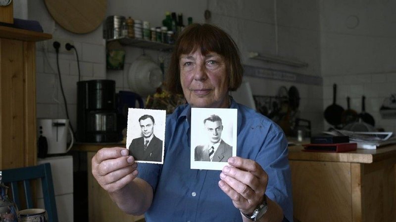 Kriegsspuren: Barbara Brix zeigt anhand alter Fotos, wie sich ihr Vater durch den zweiten Weltkrieg auch äußerlich verändert hat. – Bild: ZDF und Christoph Hübner.