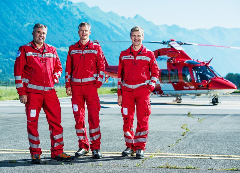 Rick Maurer, Pilot und Basisleiter, Rettungssanitäter Marco Lei und Arzt Thomas von Wyl – Bild: ZDF und SRF/​Peter Mosimann