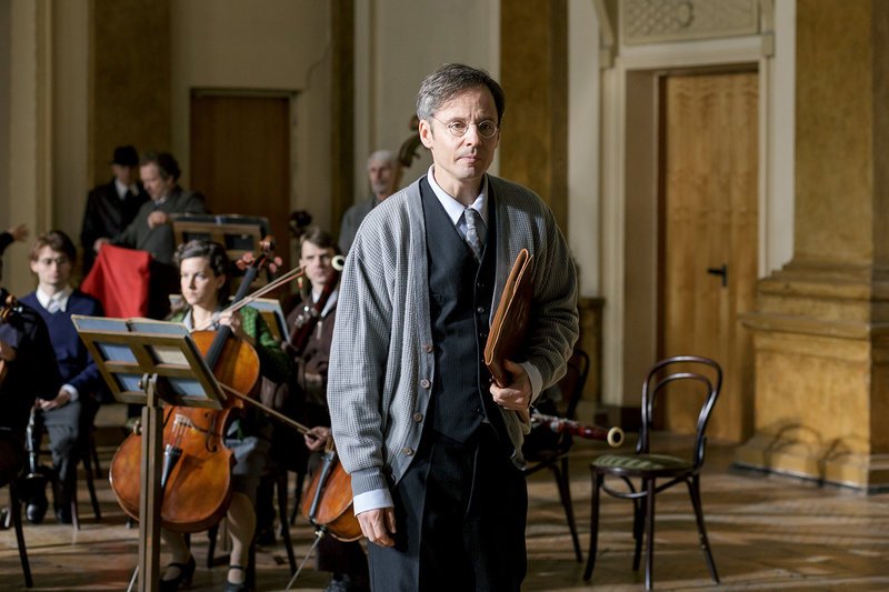 Matthias Bundschuh als Dirigent Karl Eliasberg – Bild: NDR /​ © Gebrueder Beetz Filmproduktion/​Andrej Vasilenko