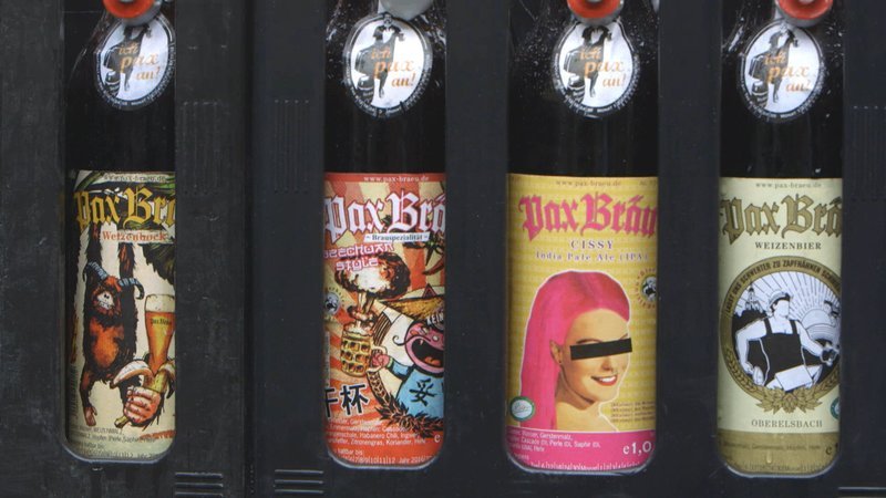 Verschiedene Etiketten der Biere der Pax Bräu aus Oberelsbach (Landkreis Rhön-Grabfeld). – Bild: BR Verschiedene Etiketten der Biere der Pax Bräu aus Oberelsbach (Landkreis Rhön-Grabfeld). – Bild: BR