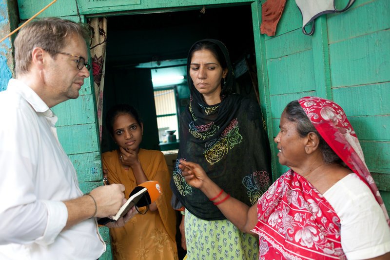 Korrespondent Peter Kunz begleitet eine Sozialarbeiterin durch das Armenviertel von Alt-Delhi. – Bild: ZDF und Daniel Raquet Korrespondent Peter Kunz begleitet eine Sozialarbeiterin durch das Armenviertel von Alt-Delhi. – Bild: ZDF und Daniel Raquet
