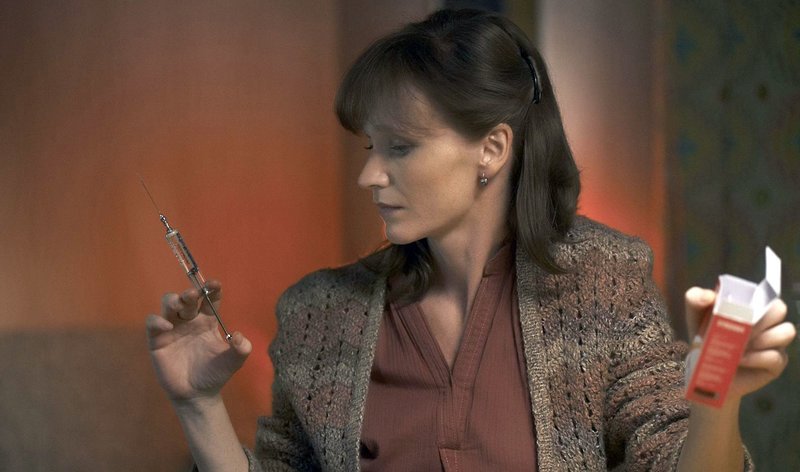 Annas Mutter Irena (Anna Geislerová, r.) spritzt ihr heimlich ein Dopingmittel. – Bild: MDR/Departures Film Annas Mutter Irena (Anna Geislerová, r.) spritzt ihr heimlich ein Dopingmittel. – Bild: MDR/Departures Film