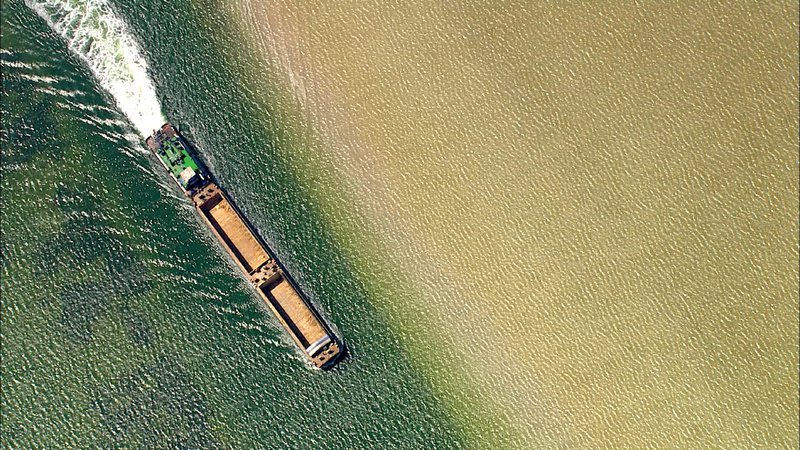 Ein Bodden ist ein durch eine Landzunge vom offenen Meer getrenntes Küstengewässer. – Bild: Geo Television Ein Bodden ist ein durch eine Landzunge vom offenen Meer getrenntes Küstengewässer. – Bild: Geo Television