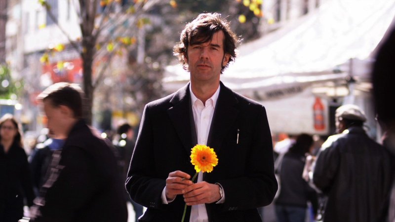 Auf anraten seines Arztes trifft sich Stefan Sagmeister mit einer Frau auf offener Straße. – Bild: ZDF und ORF/​Neuzeitmedia/​Roco Films/​Ben Wolf