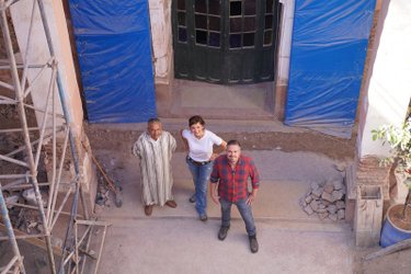 Die Xenius-Moderatoren Emilie Langlade (Mitte) und Gunnar Mergner (rechts) gehen in Marokko der Frage nach, wie man mit einer geschickten Architektur die Hitze aus den Häusern fernhalten kann und müssen gleich mal bei Bauarbeiten mitmachen. – Bild: Bilderfest GmbH/BR Die Xenius-Moderatoren Emilie Langlade (Mitte) und Gunnar Mergner (rechts) gehen in Marokko der Frage nach, wie man mit einer geschickten Architektur die Hitze aus den Häusern fernhalten kann und müssen gleich mal bei Bauarbeiten mitmachen. – Bild: Bilderfest GmbH/BR