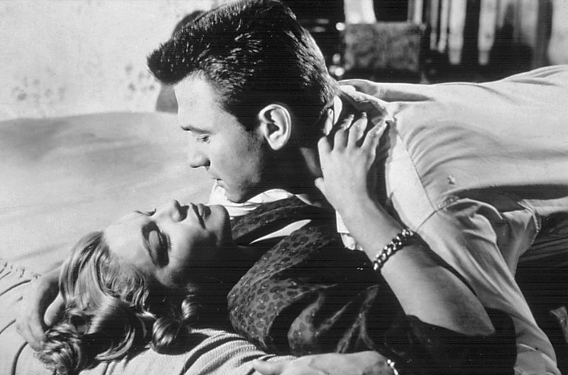 Kann diese Liebe gutgehen? Alice (Simone Signoret), eigentlich verheiratet, jedoch sehr einsam, und Joe (Laurence Harvey), eigentlich auf der Suche nach einer jungen Millionärstochter, beginnen ein Verhältnis miteinander. – Bild: arte