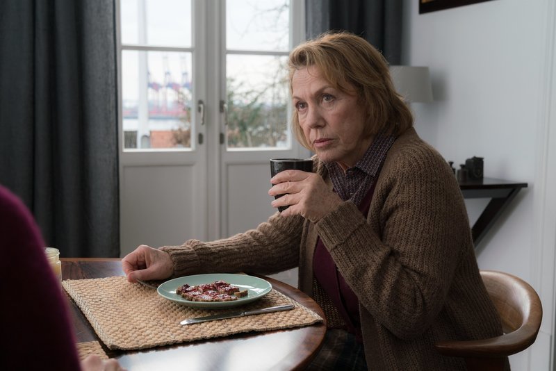 Eva Friesner (Gaby Dohm) will, dass ihre Tochter Anne den verstorbenen Ehemann vergisst ñ kann sie ihr dabei helfen? – Bild: ZDF und Georges Pauly.