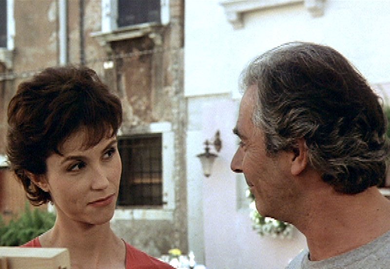In Venedig lernt die allein stehende Myriam (Alessandra Martines) den charmanten Maler und Kunsthändler Pierre (Pierre Arditi) kennen. – Bild: WDR/​ARD Degeto