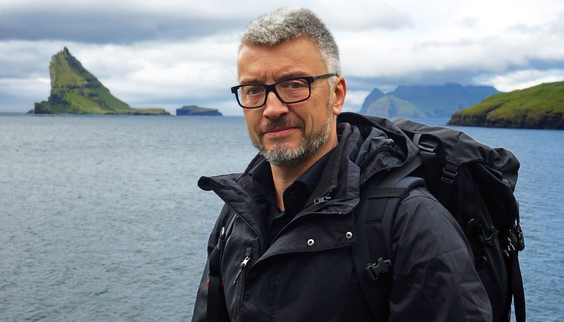 Für das Färöer-Abenteuer gewappnet: ARD-Skandinavien-Korrespondent Clas Oliver Richter vor der Reise quer über die Inseln. – Bild: NDR/Jochen Hauke Wiemer Für das Färöer-Abenteuer gewappnet: ARD-Skandinavien-Korrespondent Clas Oliver Richter vor der Reise quer über die Inseln. – Bild: NDR/Jochen Hauke Wiemer