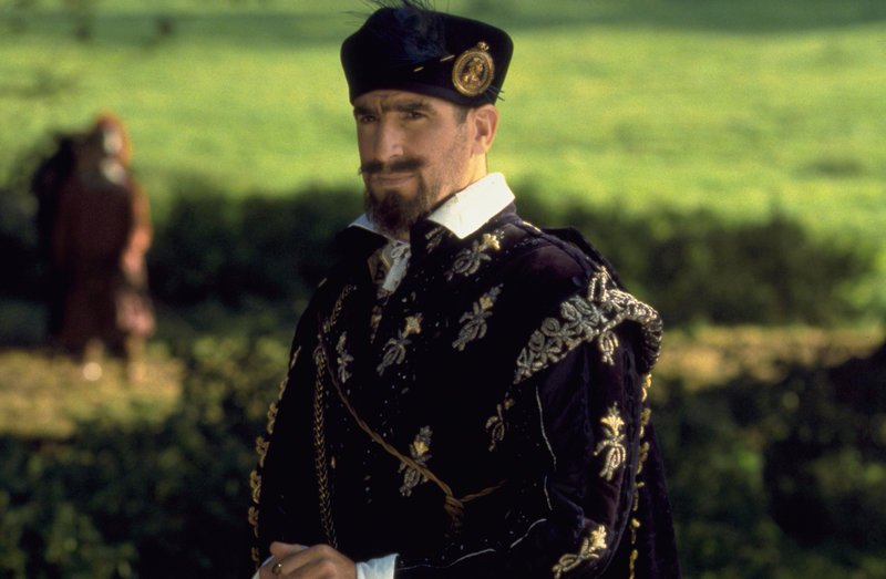 In letzter Minute gelingt es Elizabeths rechter Hand, Sir Francis Walsingham (Geoffrey Rush), ein Komplott, angeführt von der Verwandten Mary Stuart, aufzudecken, und ohne es zu wissen, stürzt er damit das Reich in ein großes Dilemma … – Bild: Puls 8