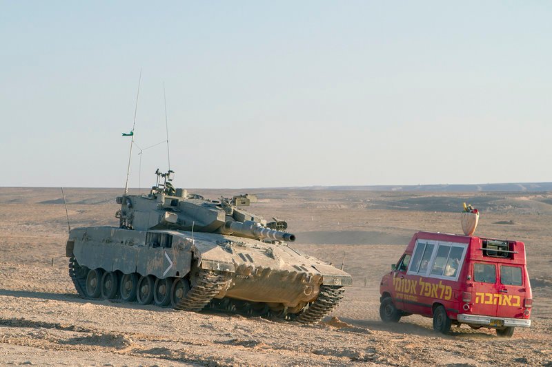 Mimis Falafel-Truck kollidiert während eines Manövers fast mit einem Panzer. – Bild: NDR /​ © Merav Maroody