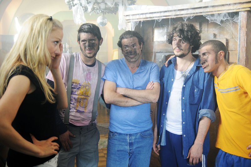 Regina (Janine Kunze, l.) muss herzhaft lachen, als den Brüdern (v.l.n.r.: Salvatore Procentese, Claudio Caiolo, Manuel Cortez, Fabio Troiano) der Pizzaofen explodiert. – Bild: Sat.1 Eigenproduktionsbild frei Regina (Janine Kunze, l.) muss herzhaft lachen, als den Brüdern (v.l.n.r.: Salvatore Procentese, Claudio Caiolo, Manuel Cortez, Fabio Troiano) der Pizzaofen explodiert. – Bild: Sat.1 Eigenproduktionsbild frei