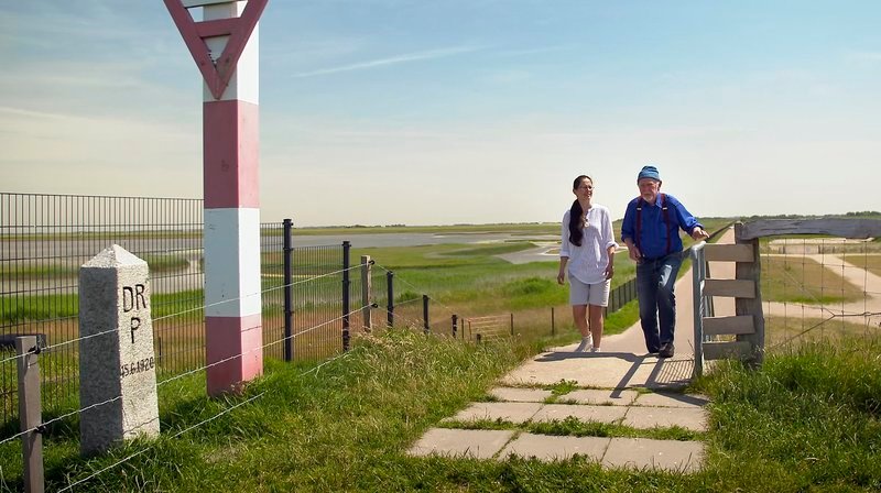 Mahara und ihr Vater Henning am nördlichsten deutschen Festlands-Grenzpunkt: der Deich des Rickelsbüller Kooges. – Bild: NDR/​IDA Film