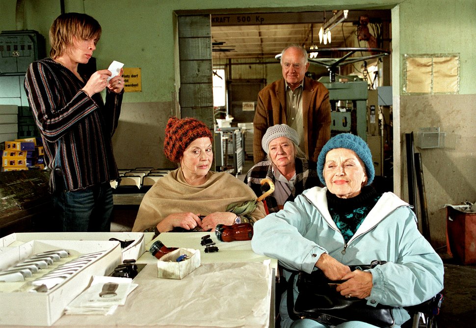 Gisela (Ursula Karusseit, 2.v.li.), Martha (Brigitte Grothum, re.) und Ilse (Gudrun Okras) präsentieren Sascha (Jona Mues) und Plötz (Heinz Gerhard Lück) ihre Geschäftsidee. – Bild: HR/Degeto/Susan R. Skelton