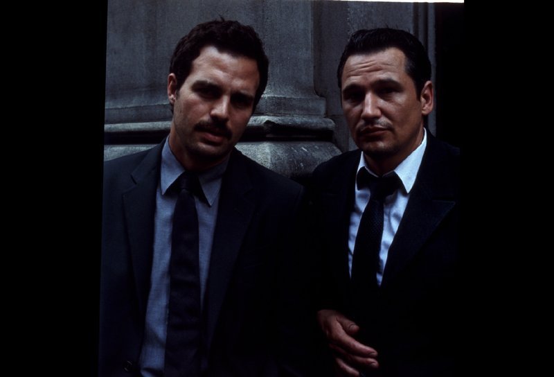 Detective Malloy (Mark Ruffalo, li.) und sein Partner Rodriguez (Nick Damici) ermitteln in einem Mordfall. – Bild: ZDF und Jim Bridges