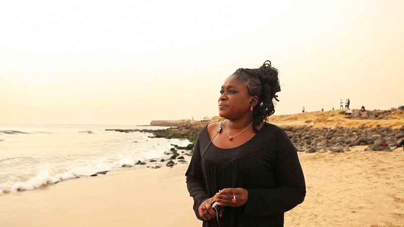Ndeye Ndiaye Tyson ist Senegals einzige Wrestling-Managerin. Die einflussreiche Frau bestimmt, wer weiterkommt und wer nicht. Und auch in Sachen Politik ist sie ambitioniert … – Bild: Edward Porembny /​ © Edward Porembny