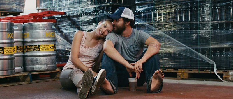 Kate (Olivia Wilde, l.) arbeitet zusammen mit ihrem besten Freund Luke (Jake Johnson, r.) in einer Brauerei. Beide lieben sie Bier, feiern gerne, haben Spaß zusammen. Sie scheinen wie füreinander gemacht zu sein. Wäre da nicht ein klitzekleines Problem: Beide stecken jeweils in einer Beziehung… – Bild: 2013 Drinking Buddies, LLC. All Rights Reserved. Lizenzbild frei Kate (Olivia Wilde, l.) arbeitet zusammen mit ihrem besten Freund Luke (Jake Johnson, r.) in einer Brauerei. Beide lieben sie Bier, feiern gerne, haben Spaß zusammen. Sie scheinen wie füreinander gemacht zu sein. Wäre da nicht ein klitzekleines Problem: Beide stecken jeweils in einer Beziehung… – Bild: 2013 Drinking Buddies, LLC. All Rights Reserved. Lizenzbild frei