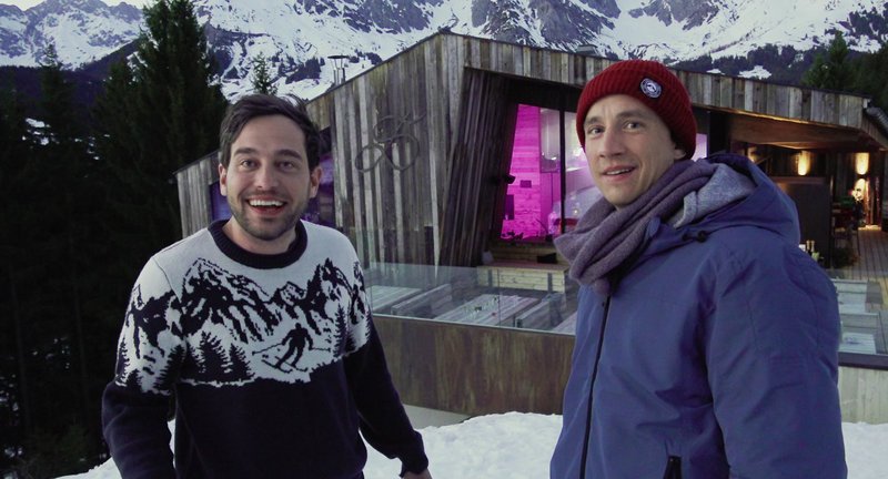 Mogst mi heiran – Heiratsantrag im Schnee Clemens Berndorff als Max, Laurence Rupp als Daniel SRF/​Adrian Bidron – Bild: SRF2