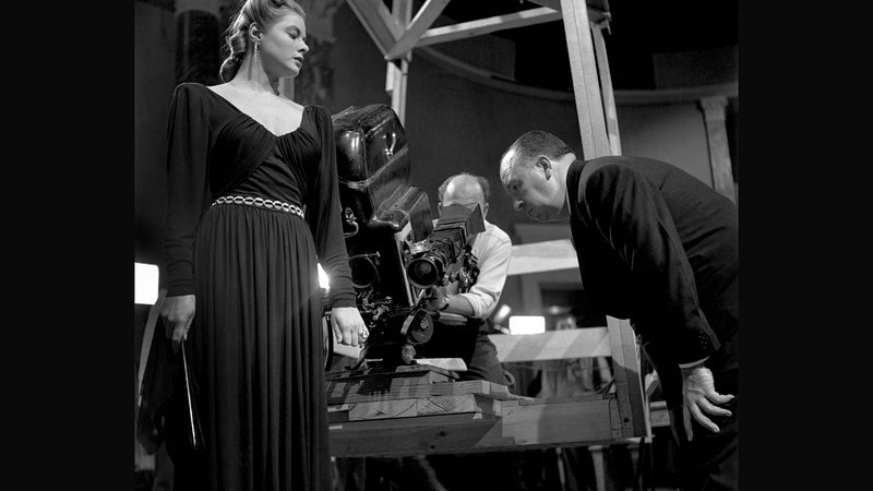 Magnum Photos dokumentiert den Dreh von Alfred Hitchcocks (re.) Spielfilm “Berüchtigt“ mit Ingrid Bergman (li.) in der Hauptrolle. – Bild: Magnum Photos/Robert Capa Magnum Photos dokumentiert den Dreh von Alfred Hitchcocks (re.) Spielfilm “Berüchtigt“ mit Ingrid Bergman (li.) in der Hauptrolle. – Bild: Magnum Photos/Robert Capa
