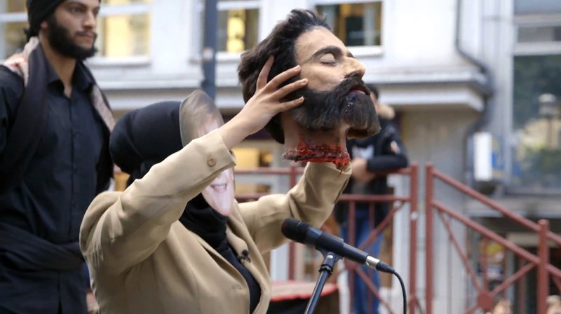 Die Aktion „Hinrichtung“ vom 02.09. Hassan und seine Unterstützer wollen auf die Brutalität des radikalen Islams aufmerksam machen. – Bild: rbb/​WDR/​NEOS Film/​Till Vielrose