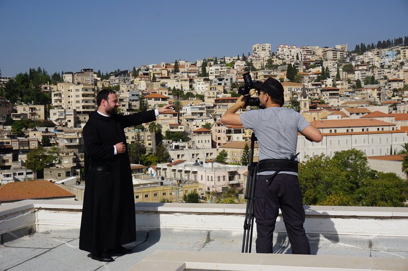 Benediktinerpater Nikodemus (l.) über den Dächern von Nazareth. – Bild: ZDF und Natacha Olbrich