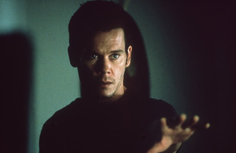 Seit seiner Hypnose machen grauenhafte Todesvisionen dem Chicagoer Arbeiter Tom (Kevin Bacon) das Leben zur Hölle … – Bild: 20th Century Fox Lizenzbild frei
