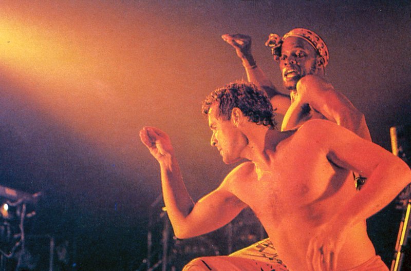 Johnny versuchte, die ursprüngliche Zulu-Musik um westliche Elemente zu erweitern. Die Texte waren im Wechsel auf Englisch und auf Zulu. – Bild: ARTE France /​ © Screenshot Productions/​Alle Rechte vorbehalten
