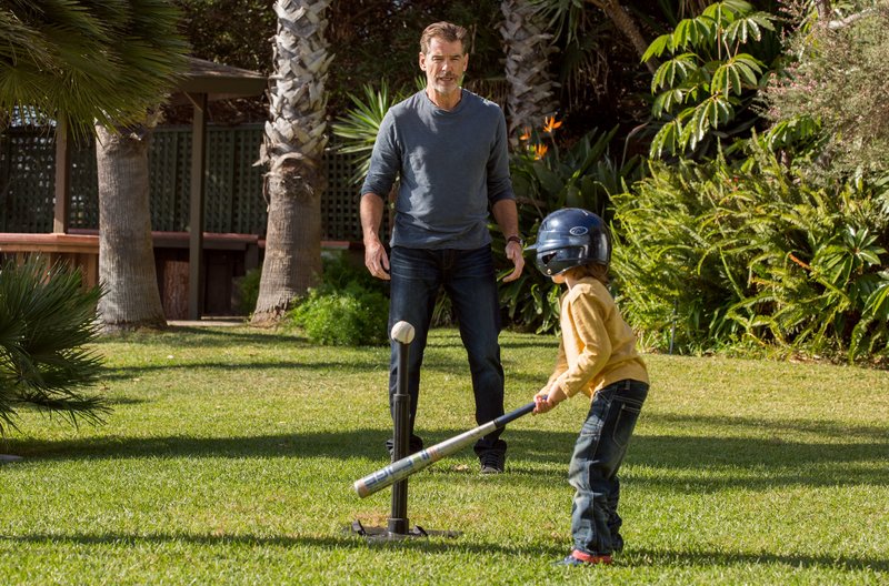 Aus dem ewigen Junggesellen wird ein häuslicher Papa: Für Richard (Pierce Brosnan) wird der kleine Jake (Duncan Joiner) zum Mittelpunkt seines Lebens. – Bild: ARD Degeto/Wild Bunch Germany Aus dem ewigen Junggesellen wird ein häuslicher Papa: Für Richard (Pierce Brosnan) wird der kleine Jake (Duncan Joiner) zum Mittelpunkt seines Lebens. – Bild: ARD Degeto/Wild Bunch Germany
